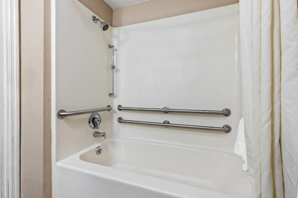 Queen Room - Mobility Access/Non-Smoking interior